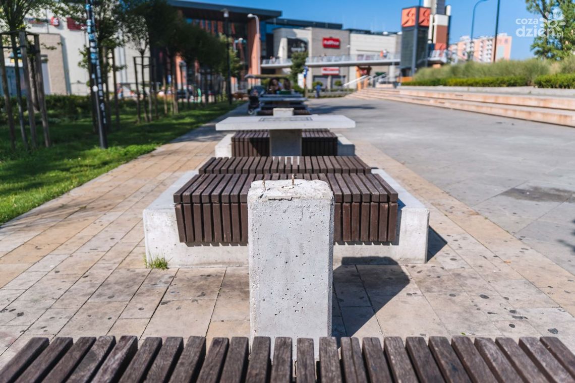 Stoliki szachowe znowu zniszczone Stoliki szachowe znowu zniszczone