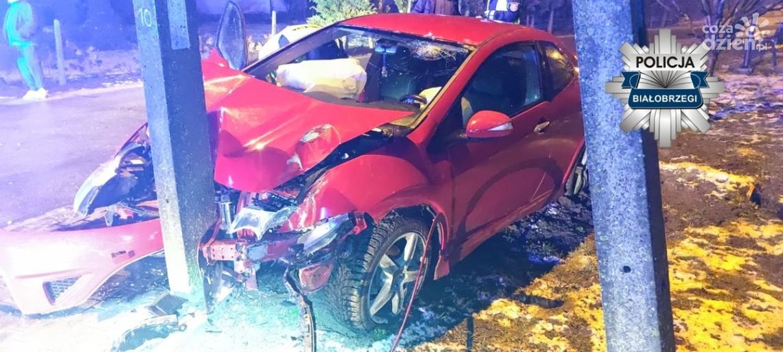 Stracił panowanie nad autem i uderzył w przydrożną latarnię
