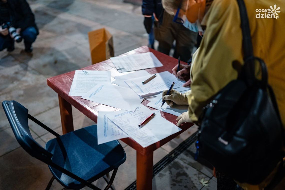 Strajk kobiet. Protestujący bronią uczennic z Szydłowca