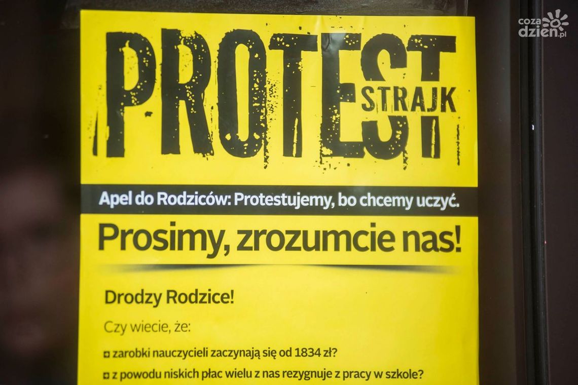 Strajk nauczycieli. Maturzyści otrzymają świadectwa