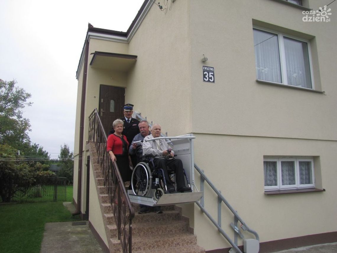 Strażacy pomogli niepełnosprawnemu koledze