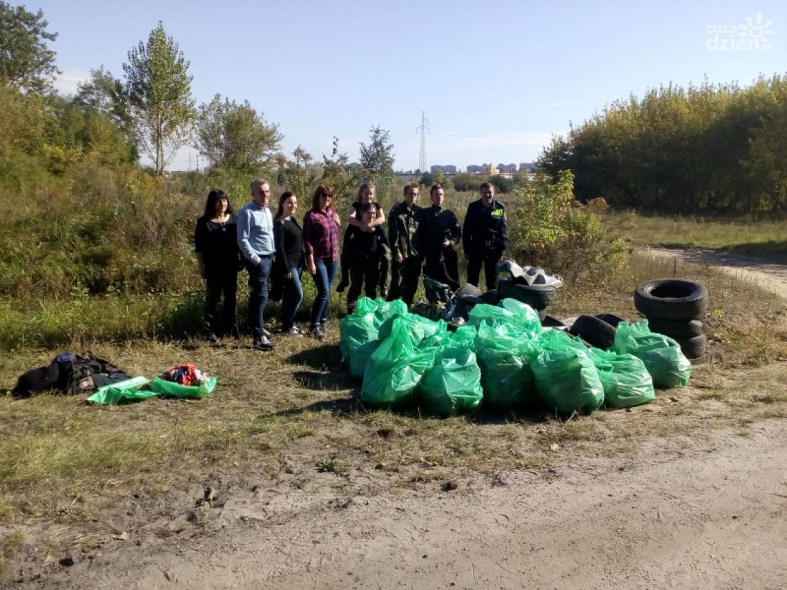 Strażnicy i uczniowie zebrali tonę śmieci