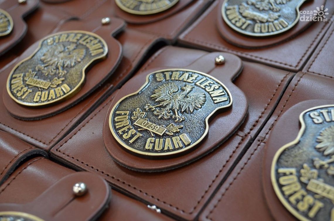 Strażnicy leśni z odznakami