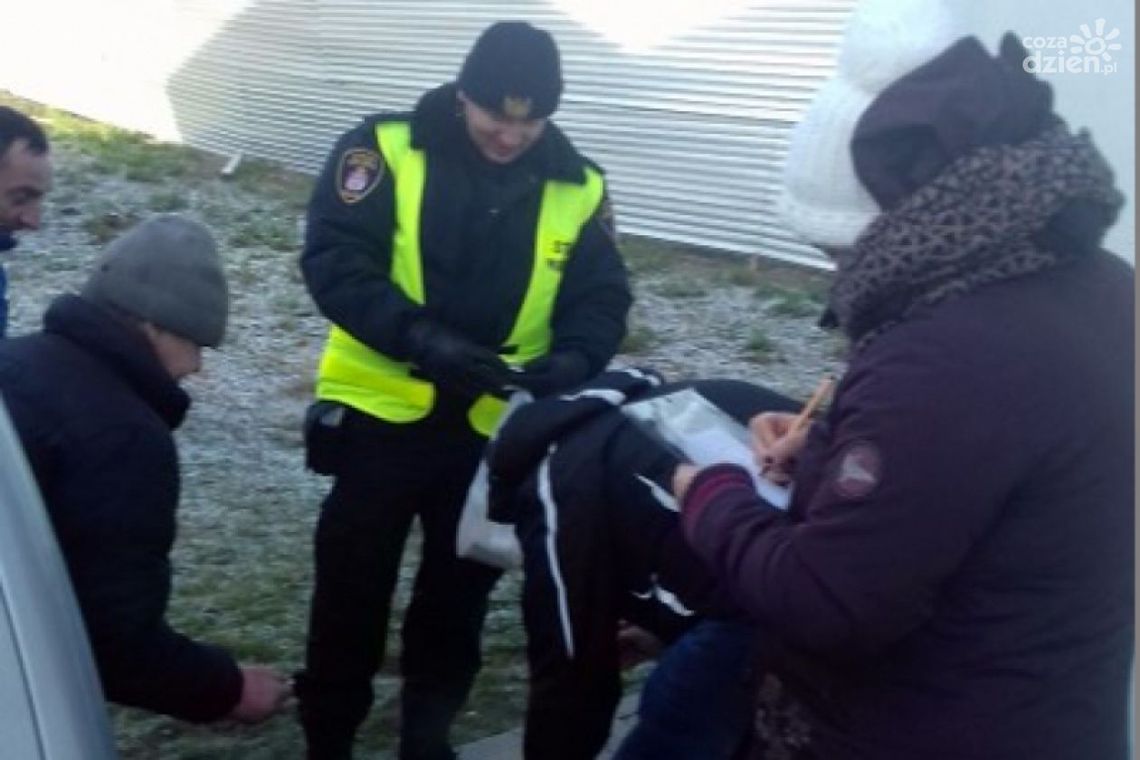 Strażnicy, streetworkerzy i ratownicy wspólnie pomagają bezdomnym Strażnicy, streetworkerzy i ratownicy wspólnie pomagają bezdomnym