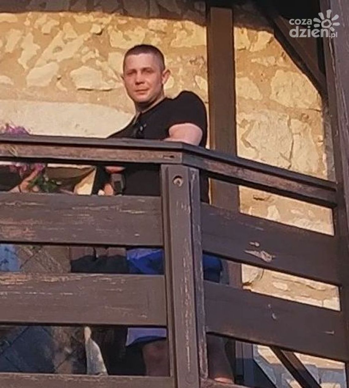 Strzelał w tablicę w Kazimierzu Dolnym. Szuka go policja 