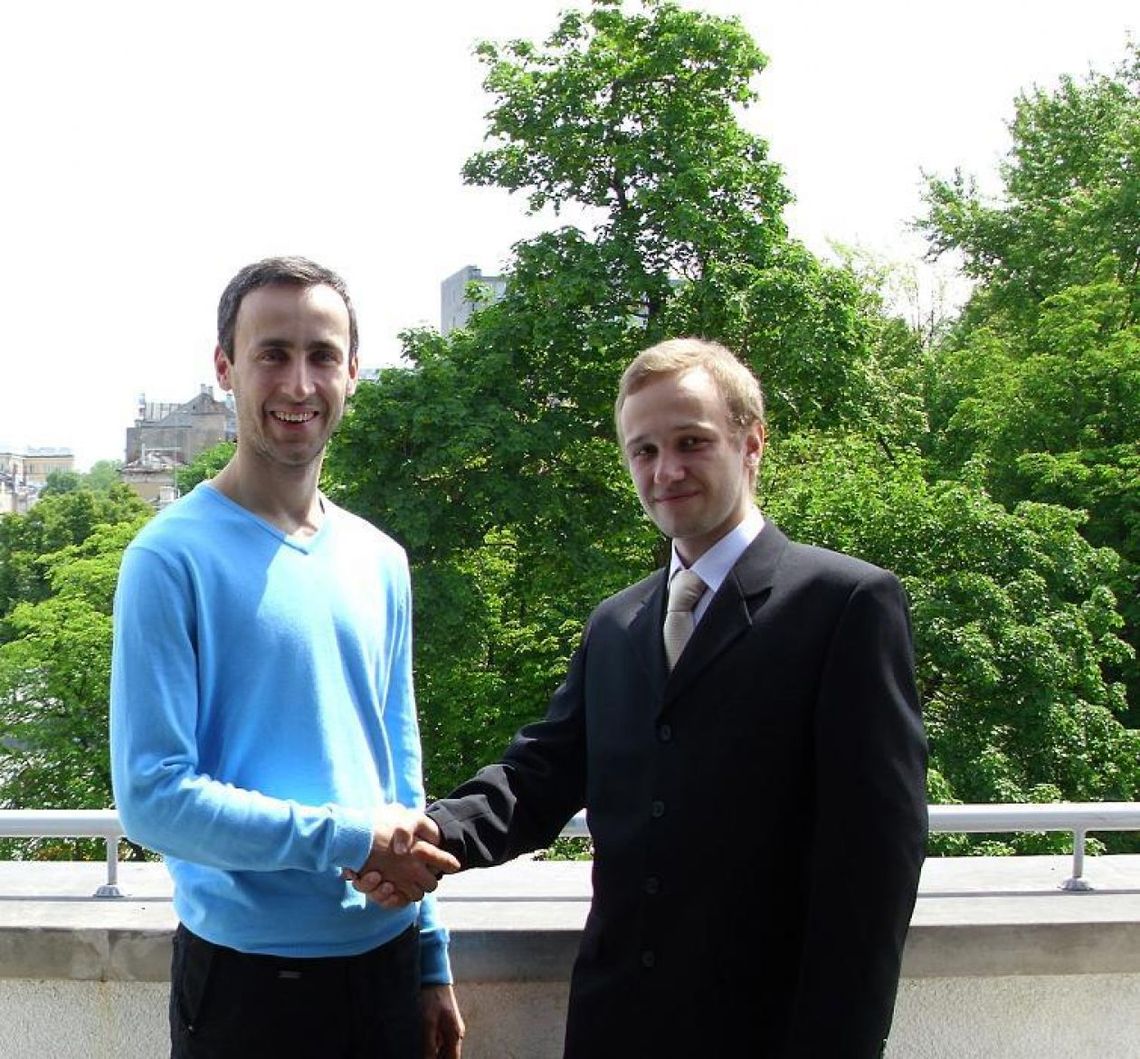 Studenci mają rabaty, a firmy reklamę