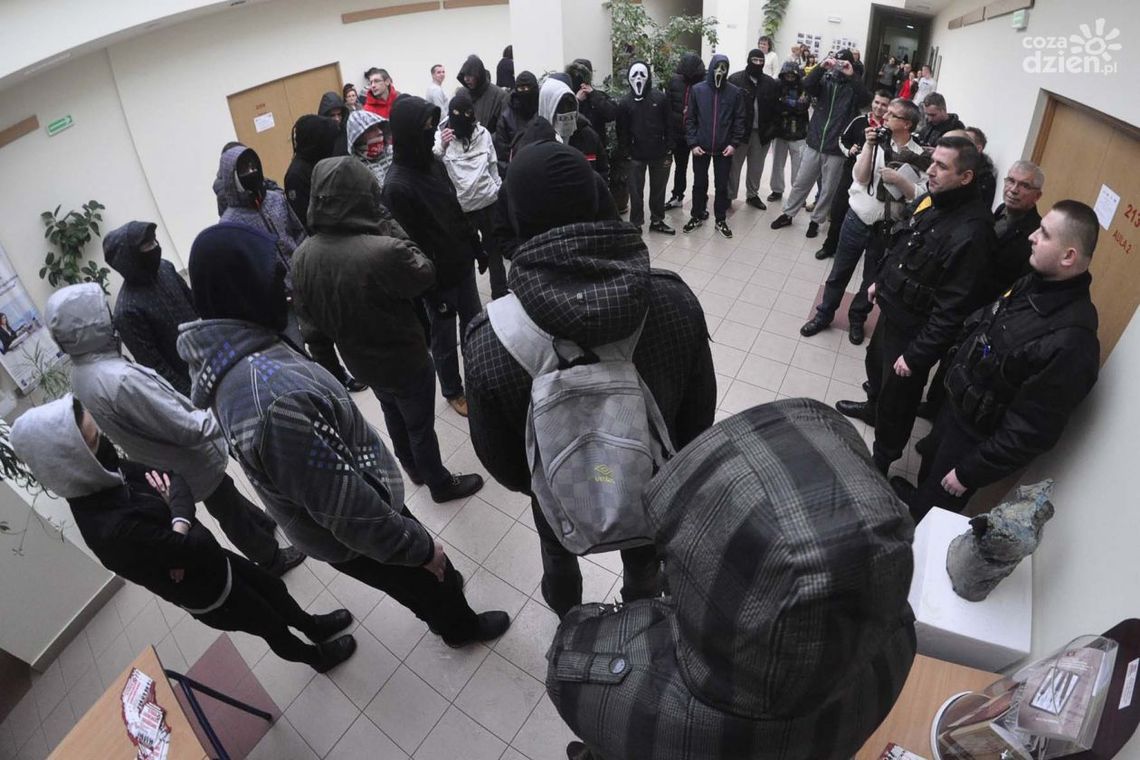 Studenci organizują pikietę przeciwko agresji publicznej Studenci organizują pikietę przeciwko agresji publicznej