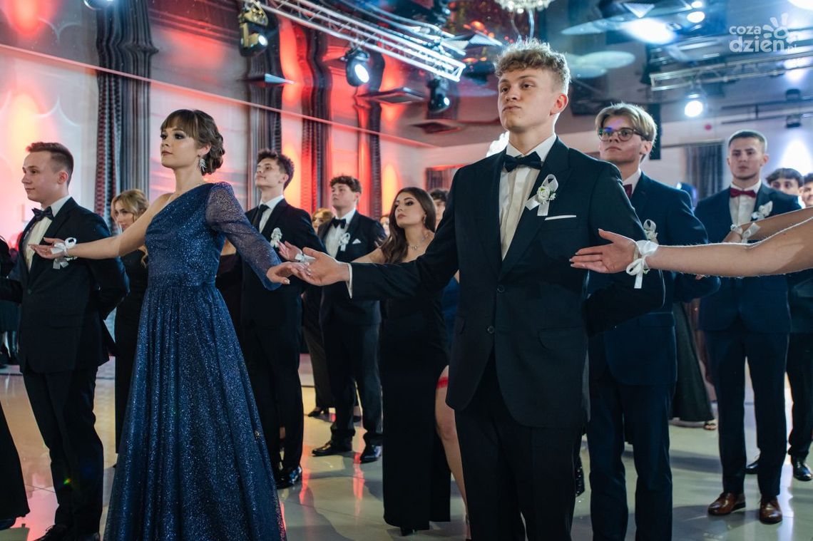 Studniówka III Liceum Ogólnokształcące im. płk. Dionizego Czachowskiego w Radomiu [WIDEO]