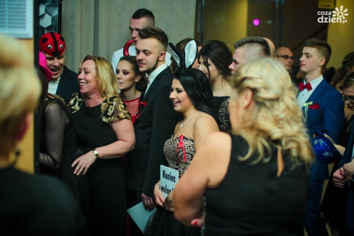 Studniówki 2018. Zobacz, jak tańczyli poloneza w "Agrotechniku" Studniówki 2018. Zobacz, jak tańczyli poloneza w "Agrotechniku"