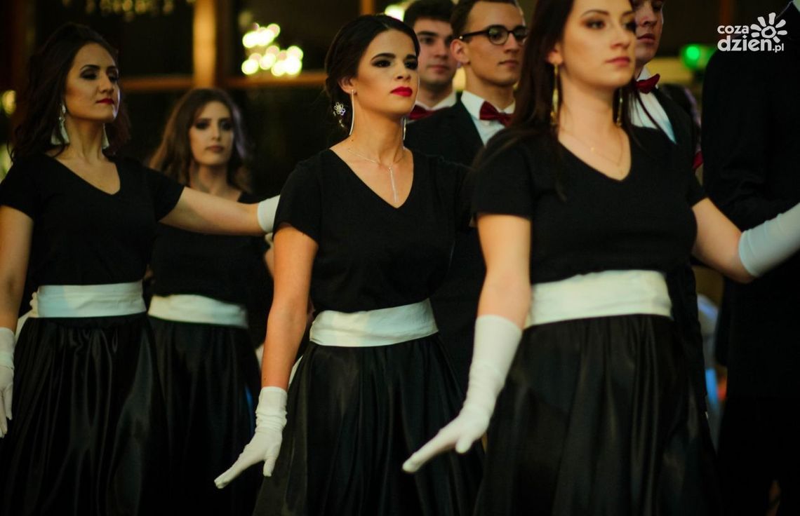 Studniówki 2018. Zobacz, jak tańczyli poloneza w "Czachowskim"