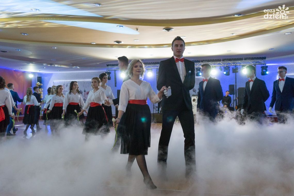 Studniówki 2018. Zobacz, jak tańczyli poloneza w w ZST
