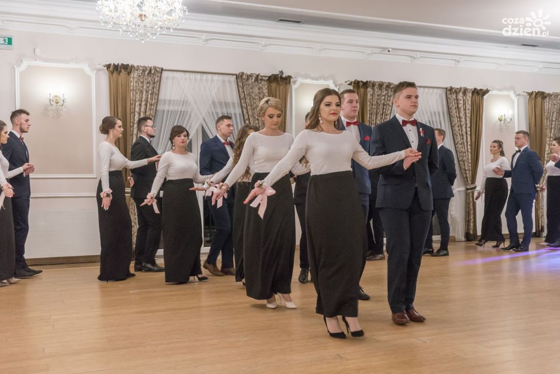 Studniówki 2018. Zobacz poloneza "Ekonomika" [WIDEO]