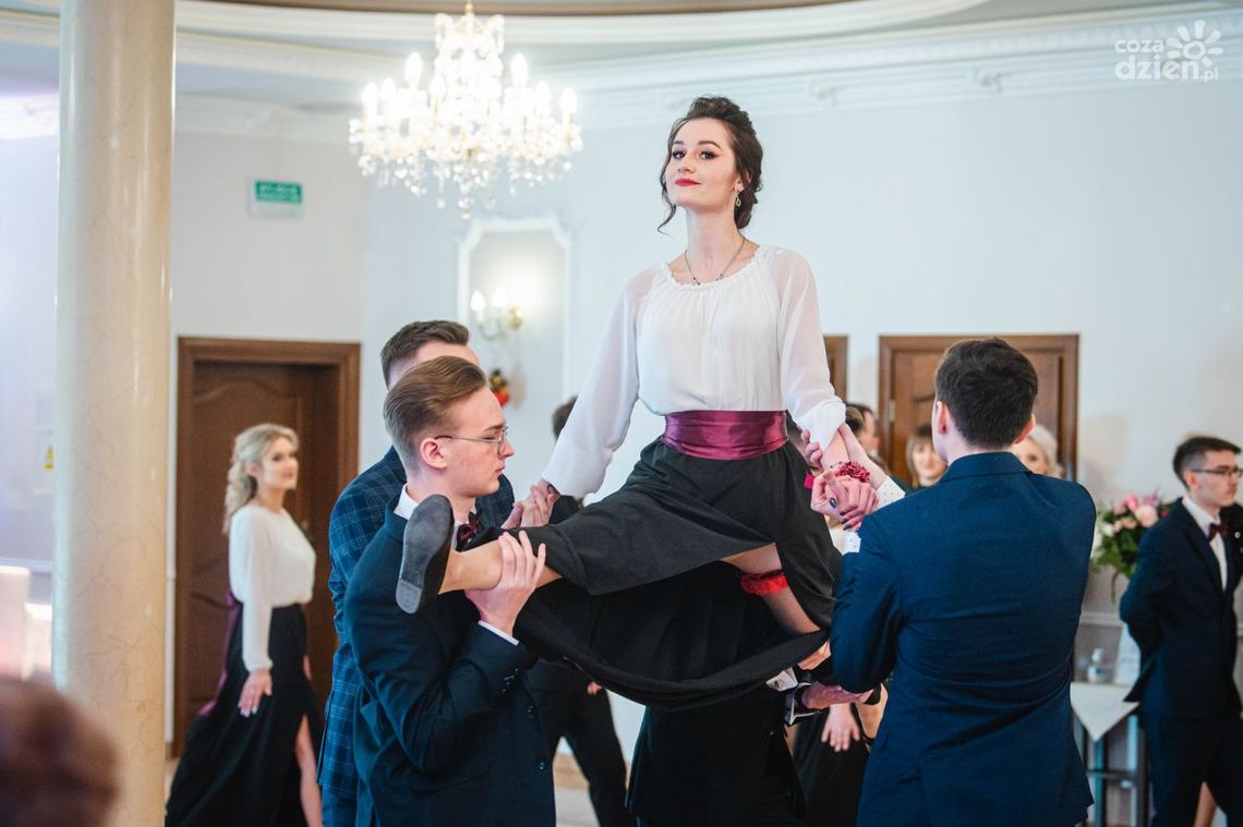 Studniówki 2022: "Baczyński" [wideo, zdjęcia]