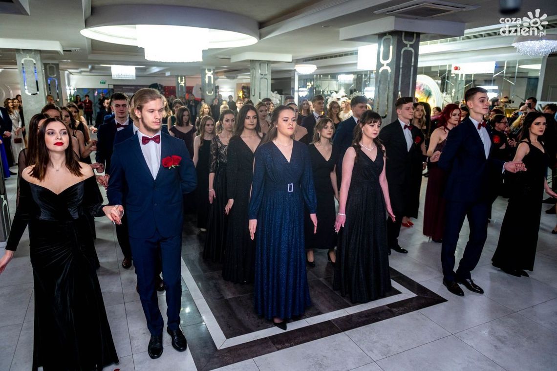 Studniówki 2022: LO im. J. Kochanowskiego w Zwoleniu Studniówki 2022: LO im. J. Kochanowskiego w Zwoleniu