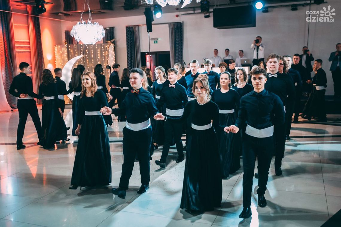 Studniówki 2023: IV Liceum Ogólnokształcące im. Dra Tytusa Chałubińskiego [WIDEO]