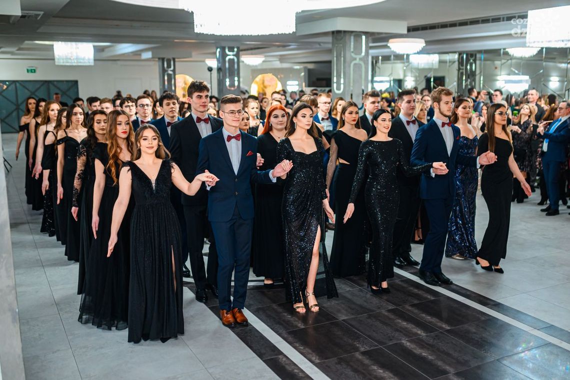 Studniówki 2023. Liceum Ogólnokształcącego im. Jana Kochanowskiego w Zwoleniu  [WIDEO]