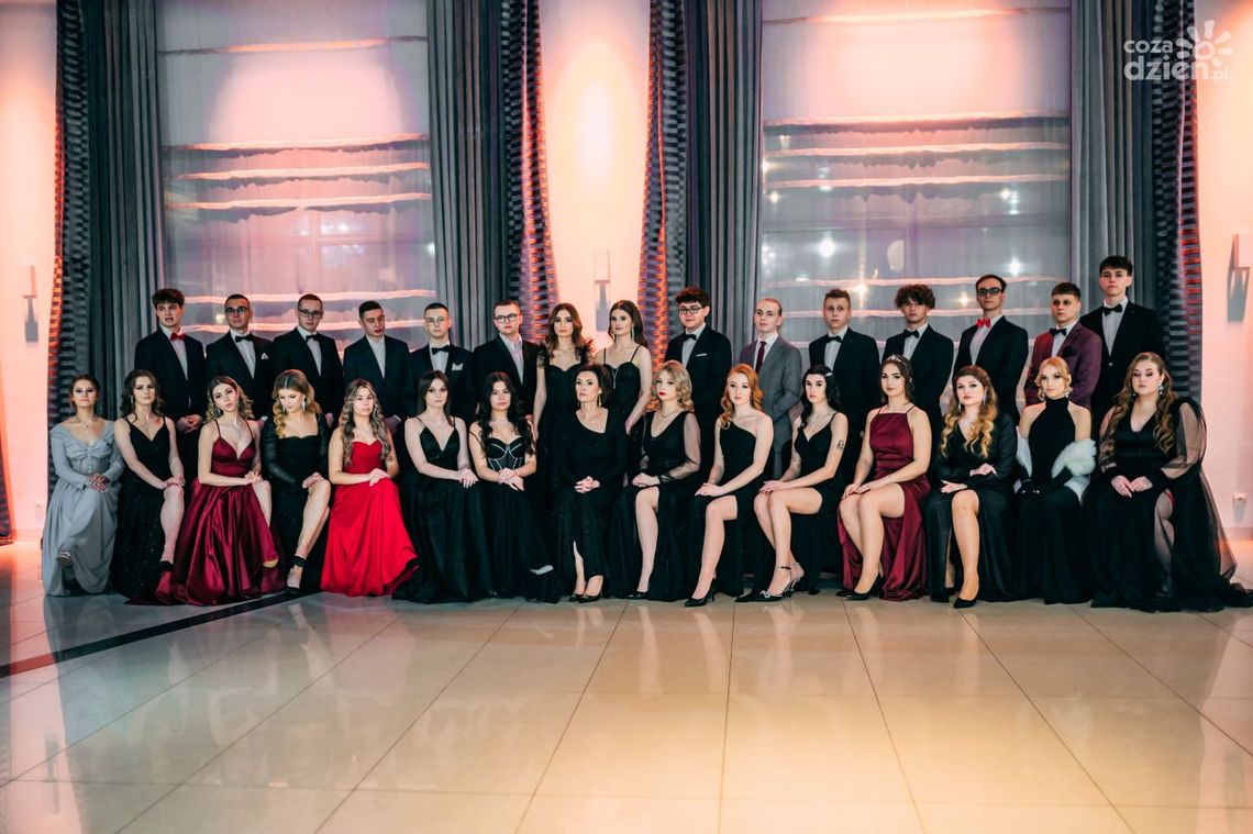 Studniówki 2023. V Liceum Ogólnokształcące im. Romualda Traugutta w Radomiu [WIDEO]