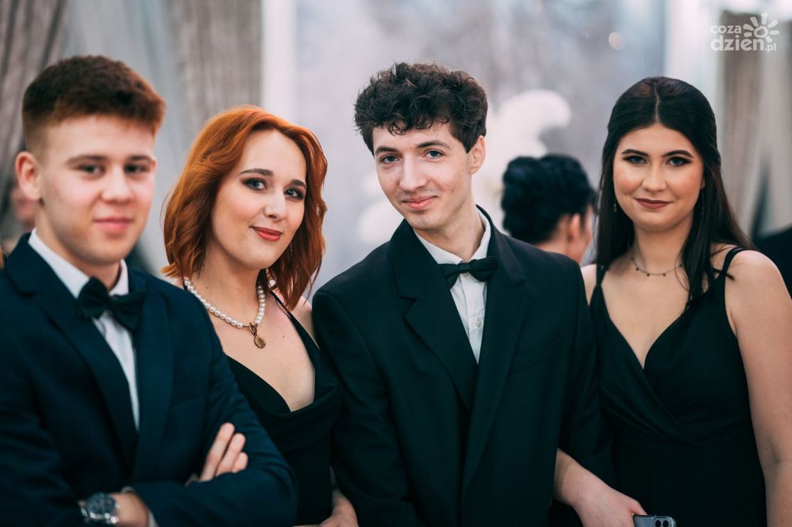 Studniówki 2023: XIII LO z Oddziałami Dwujęzycznymi im. Polskich Noblistów w Radomiu [WIDEO]