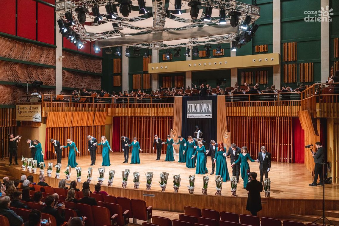 Studniówki 2023. Zespół Szkół Muzycznych im. Oskara Kolberga w Radomiu [WIDEO]