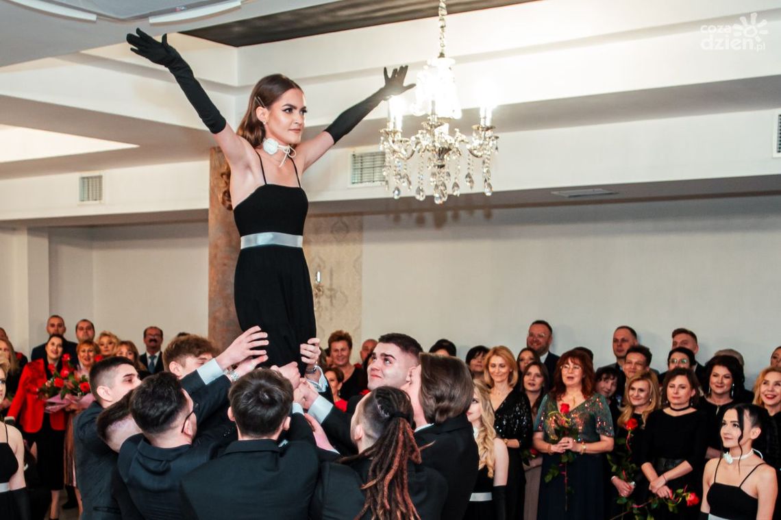 Studniówki 2024. Bal maturalny ZST im. Tadeusza Kościuszki w Radomiu [WIDEO]