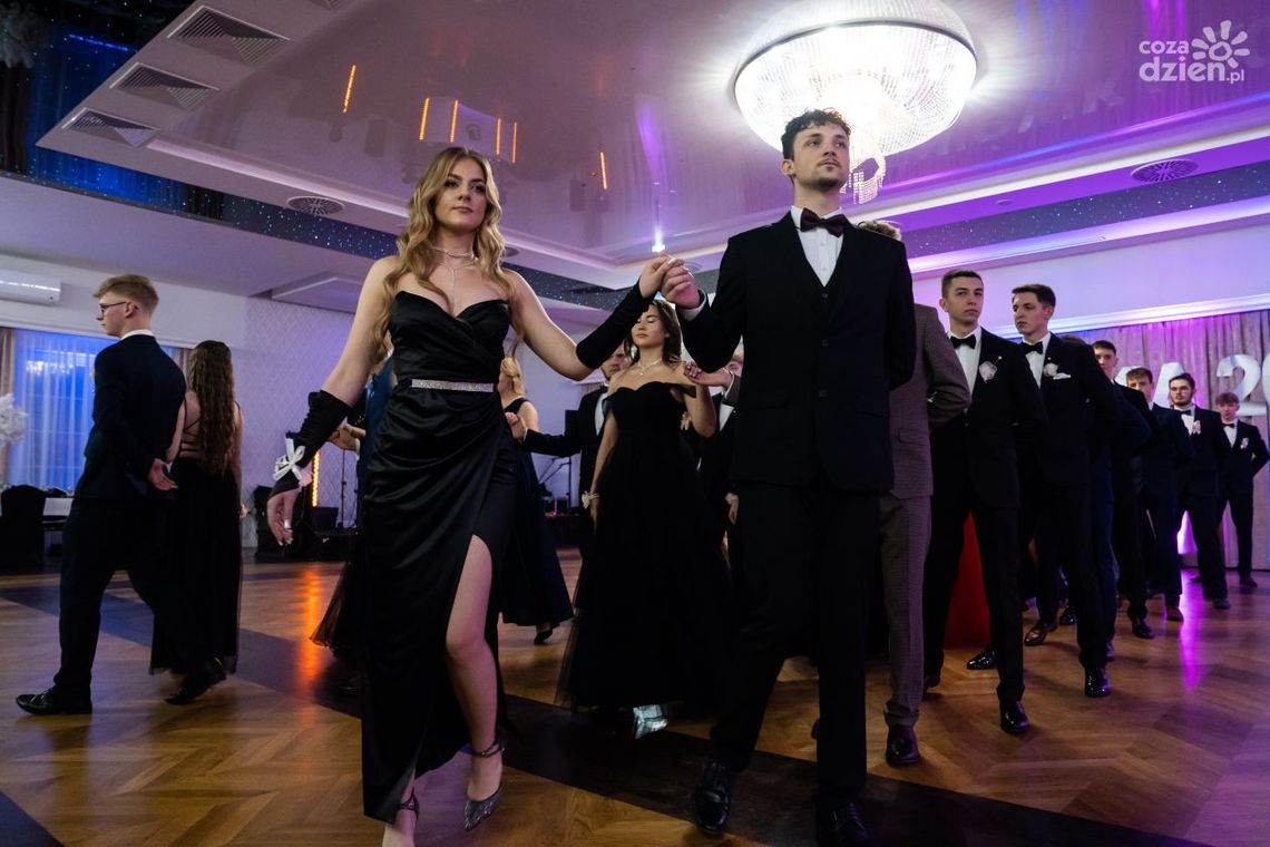 Studniówki 2024. Tak bawili się maturzyści z ZS nr 2 w Przysusze [WIDEO]