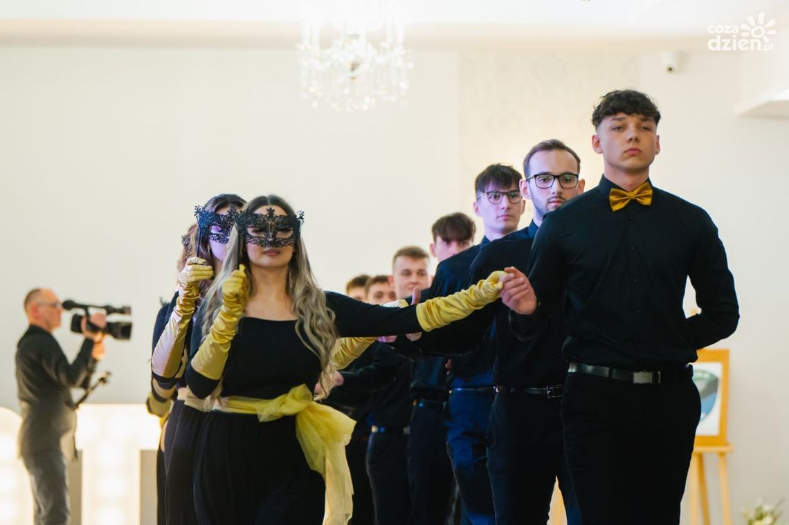 Studniówki 2024: Zespół Szkół Budowlanych im. Kazimierza Wielkiego w Radomiu [WIDEO]