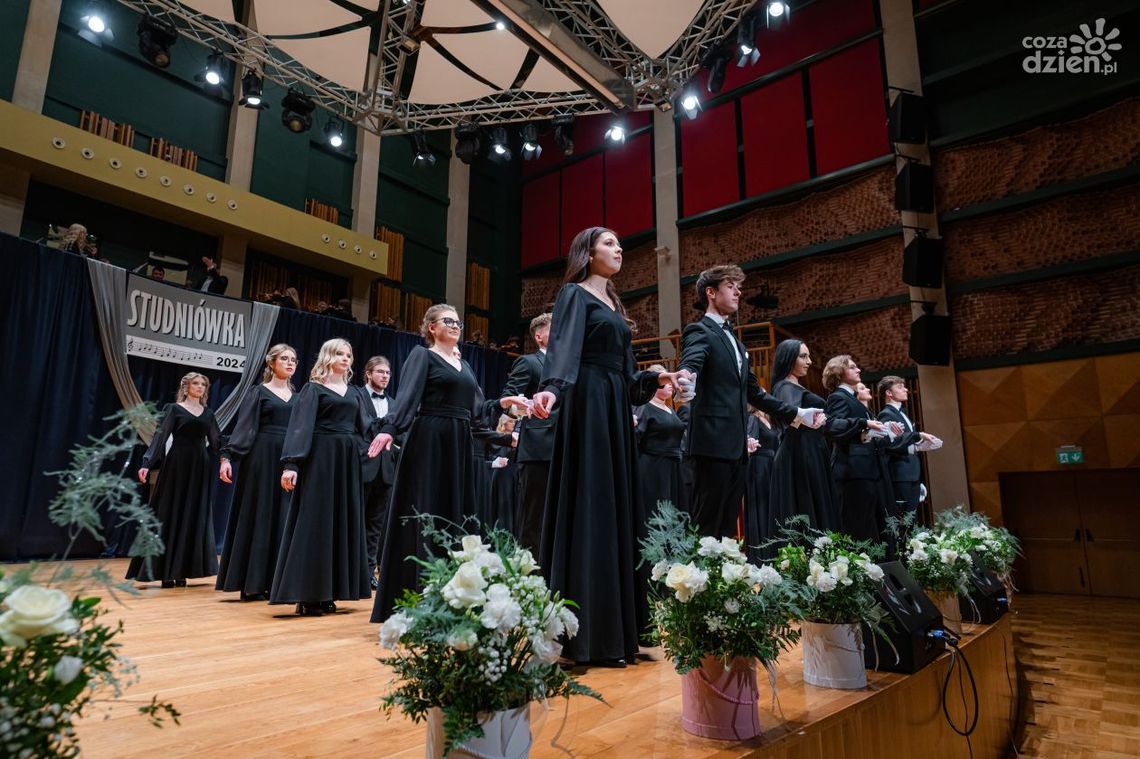 Studniówki 2024. Zespół Szkół Muzycznych im. Oskara Kolberga [WIDEO]