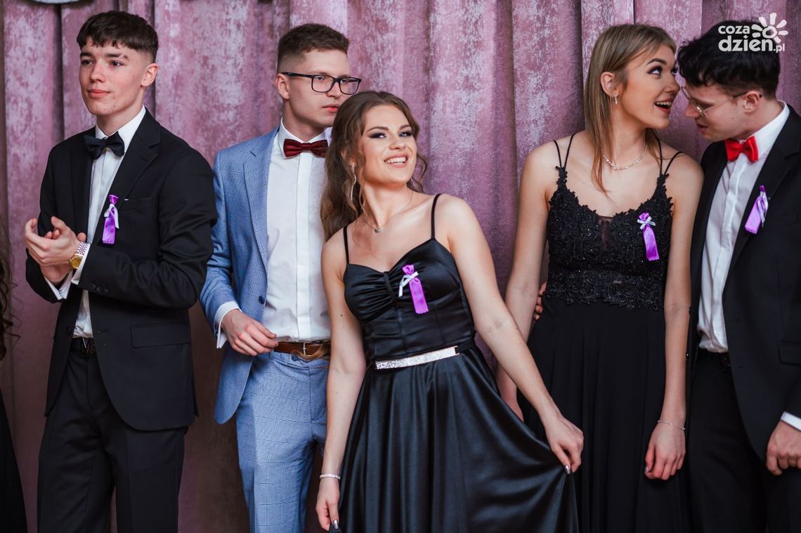 Studniówki 2024: Zespół Szkół nr 1 im. Jana Pawła II w Przysusze [WIDEO]