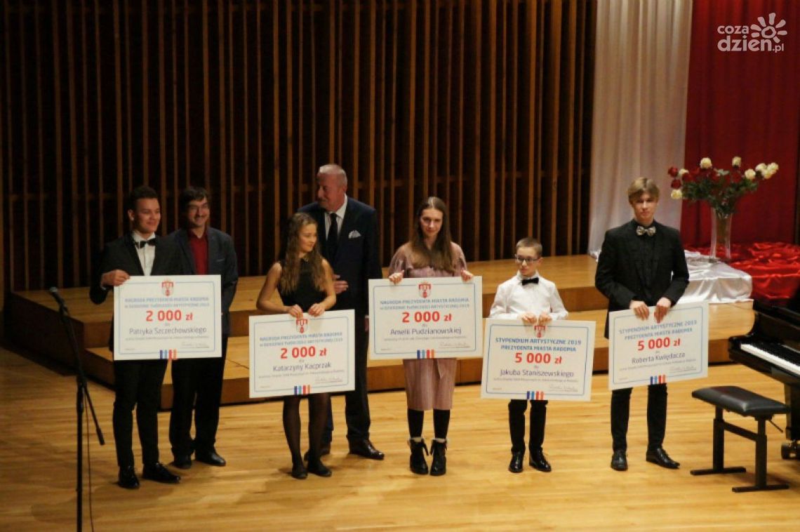 Stypendia artystyczne wręczone Stypendia artystyczne wręczone