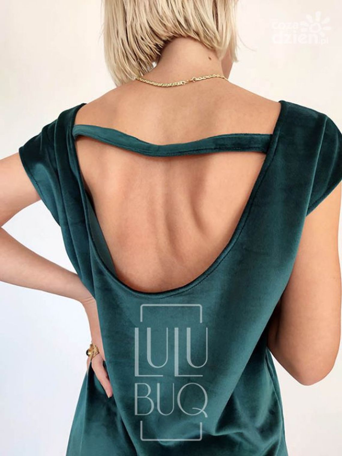 Sukienka welurowa – na chłodne jesienne dni