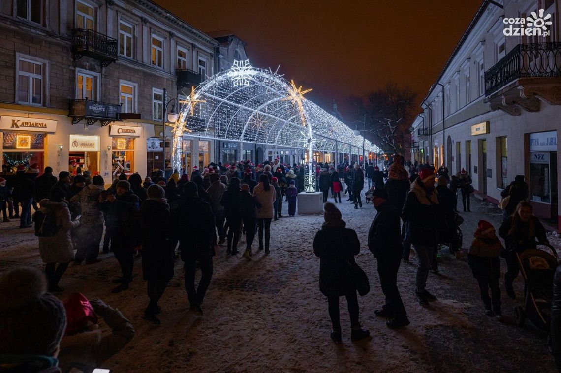 Świąteczna iluminacja rozbłysła na ul. Żeromskiego Świąteczna iluminacja rozbłysła na ul. Żeromskiego