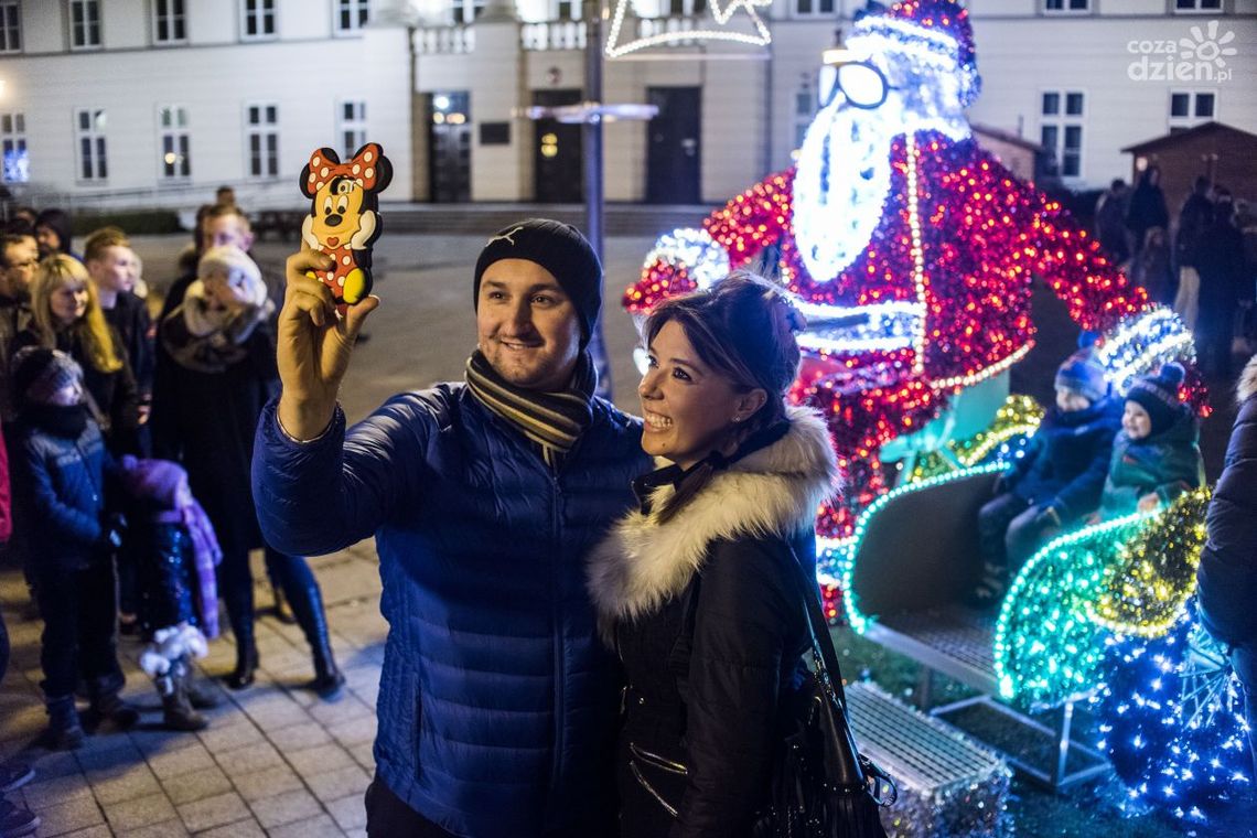 Świąteczną iluminację oglądały tłumy Świąteczną iluminację oglądały tłumy