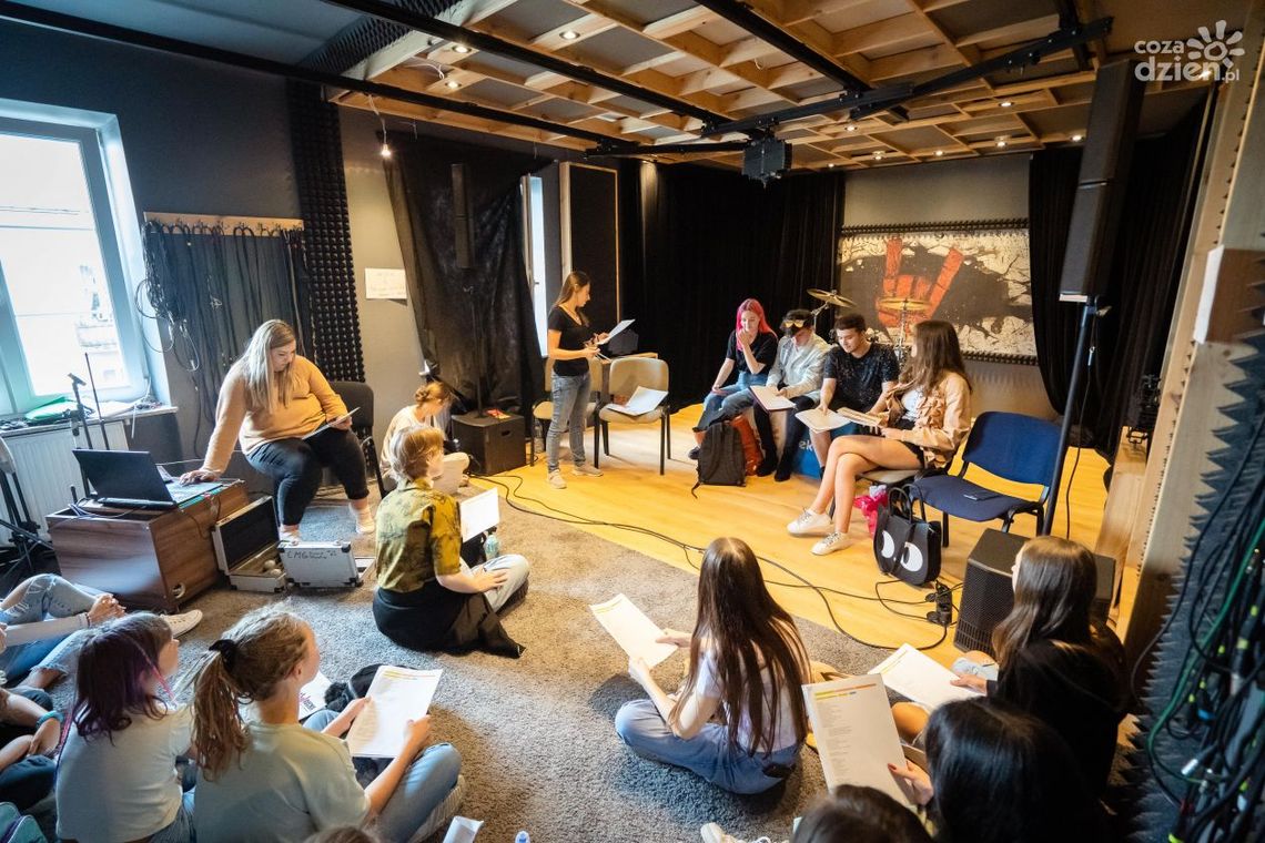 Świąteczne kolędowanie z Radomską Szkołą Rocka Świąteczne kolędowanie z Radomską Szkołą Rocka