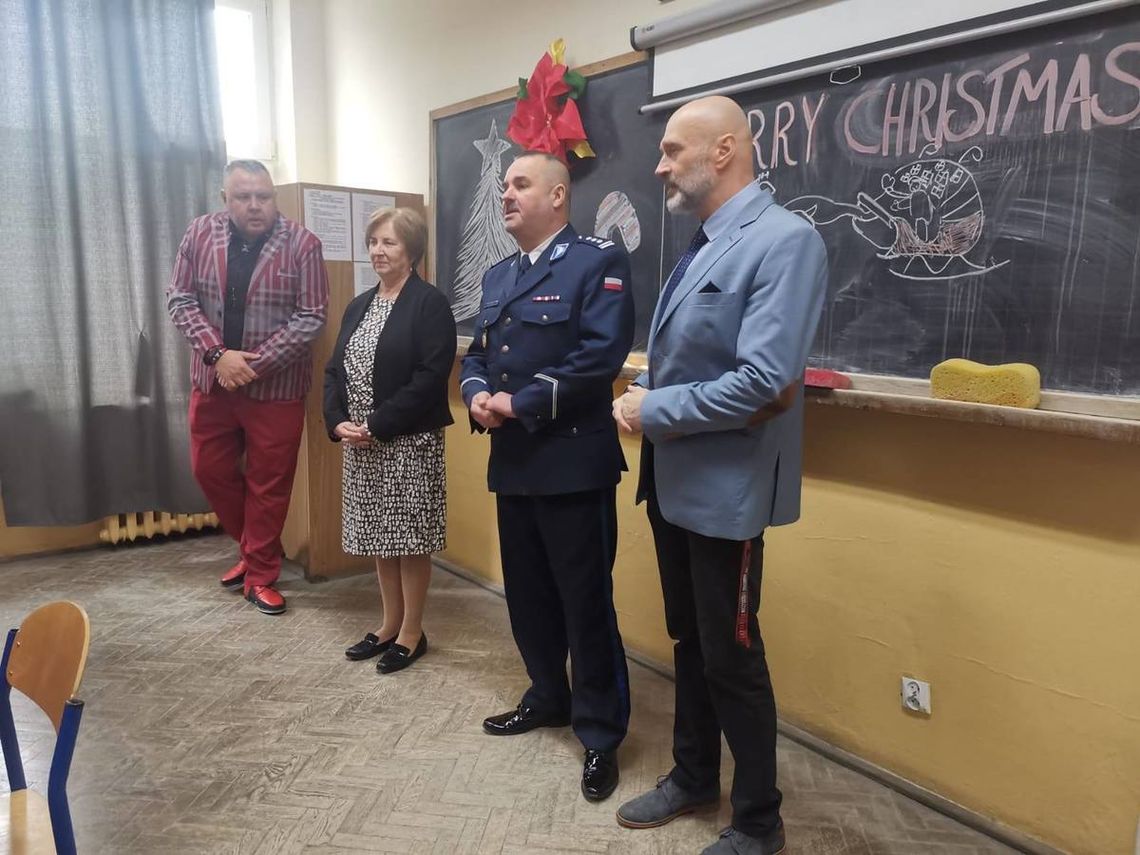 Świąteczne spotkanie komendanta policji w Radomiu z uczniami klasy mundurowej