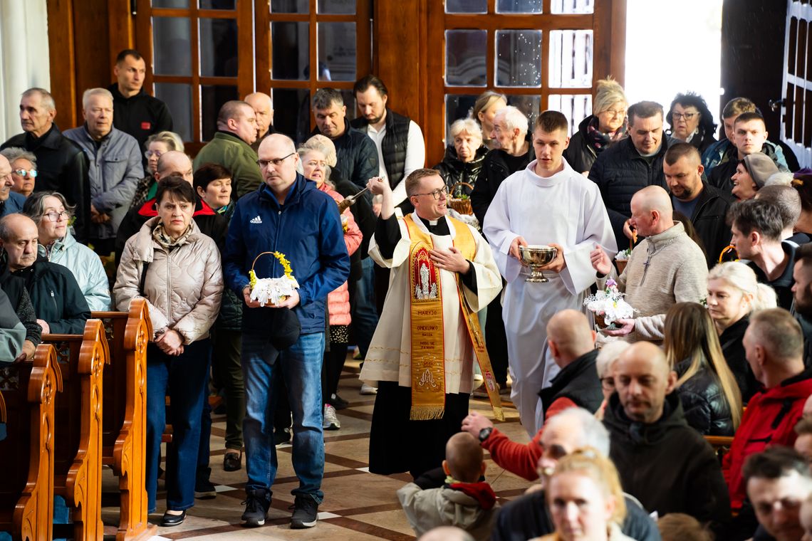 Święcenie pokarmów w kościołach regionu radomskiego. Tłumy wiernych i wielkanocna atmosfera [ZDJĘCIA]