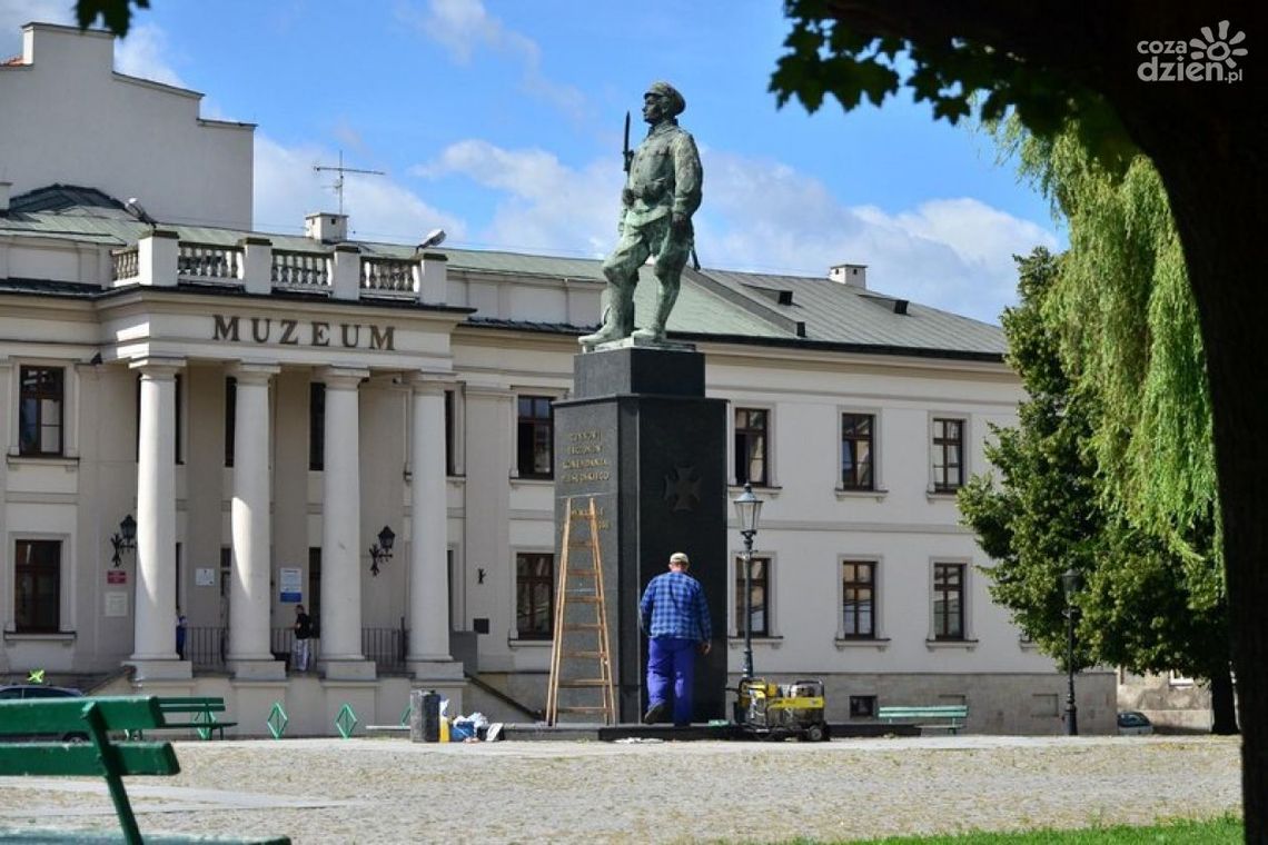 Święto Wojska Polskiego. Pomnik już lśni