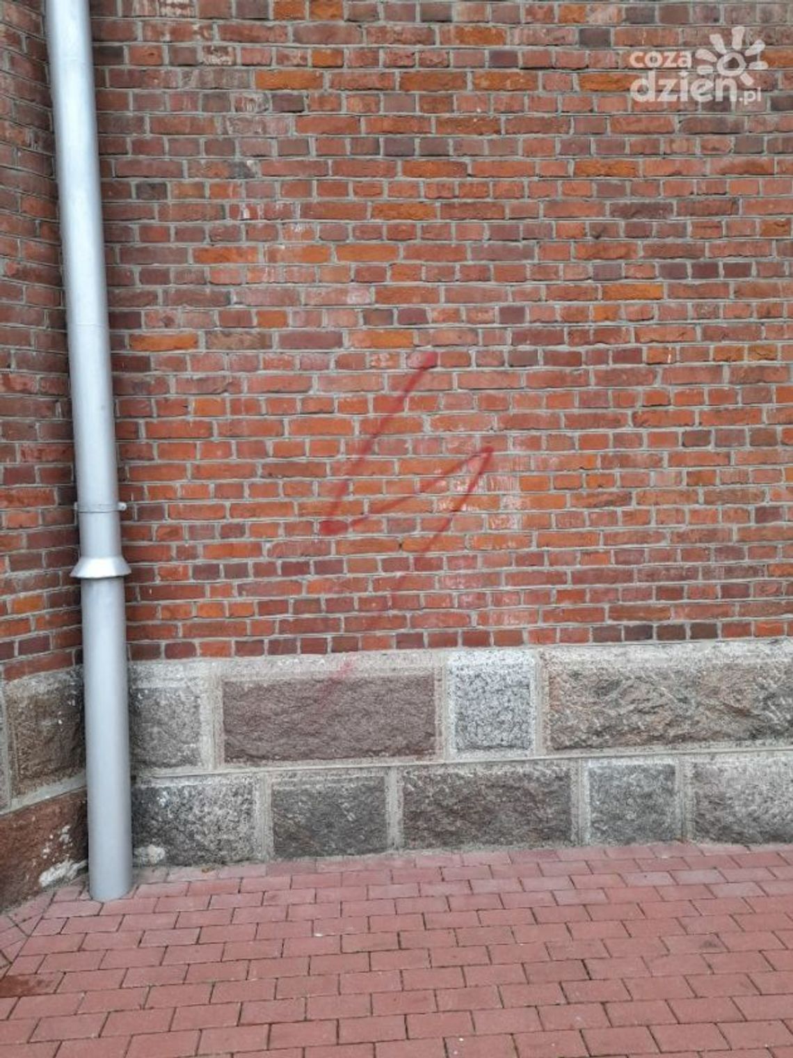 Symbole strajku kobiet na świątyni w Krępie Kościelnej Symbole strajku kobiet na świątyni w Krępie Kościelnej