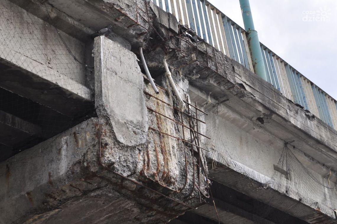 Sypie się wiadukt na ulicy Żeromskiego! (ZDJĘCIA) Sypie się wiadukt na ulicy Żeromskiego! (ZDJĘCIA)