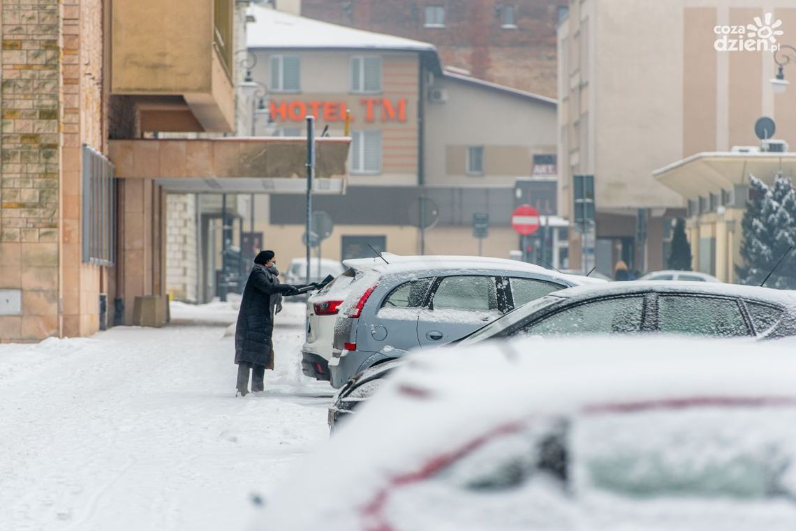 Sypnie śniegiem. IMGW ostrzega
