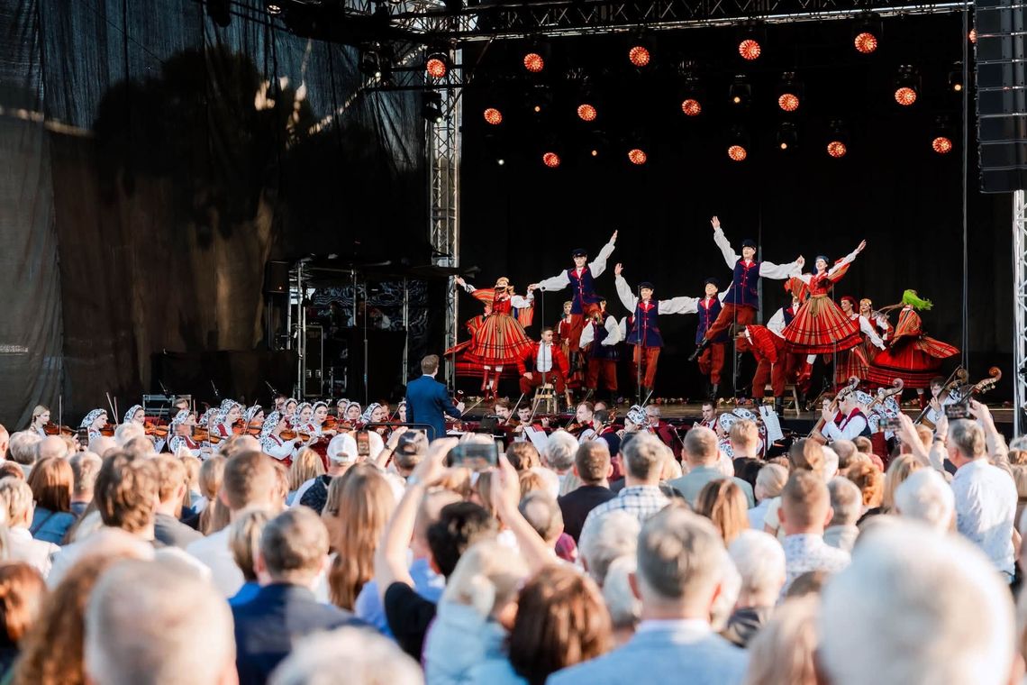 Szałowe dożynki w Orońsku. Zagrały Guzowianki i legendarne Mazowsze Szałowe dożynki w Orońsku. Zagrały Guzowianki i legendarne Mazowsze