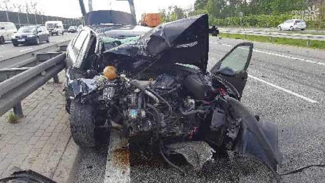 Szarżował, aż wpadł pod ciężarówkę!