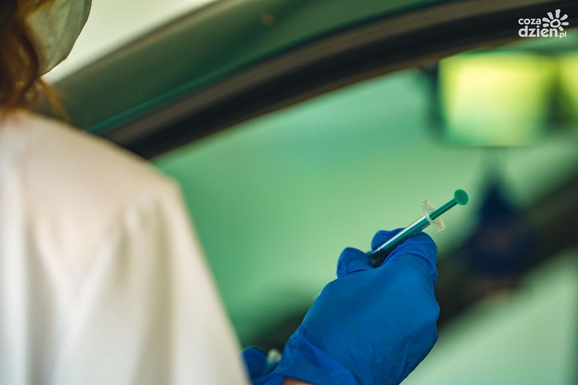 Szczepienia w drive-thru stoją. Ruszą za tydzień?