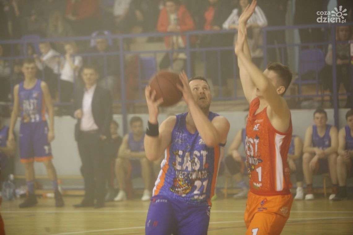 Szczytny koszykarski Mecz Gwiazd tym razem w hali MOSiR-u