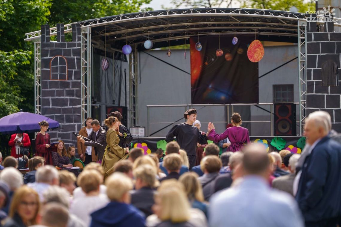 Szkoła podstawowa w Bieniędzicach ma nowy sztandar i hymn Szkoła podstawowa w Bieniędzicach ma nowy sztandar i hymn