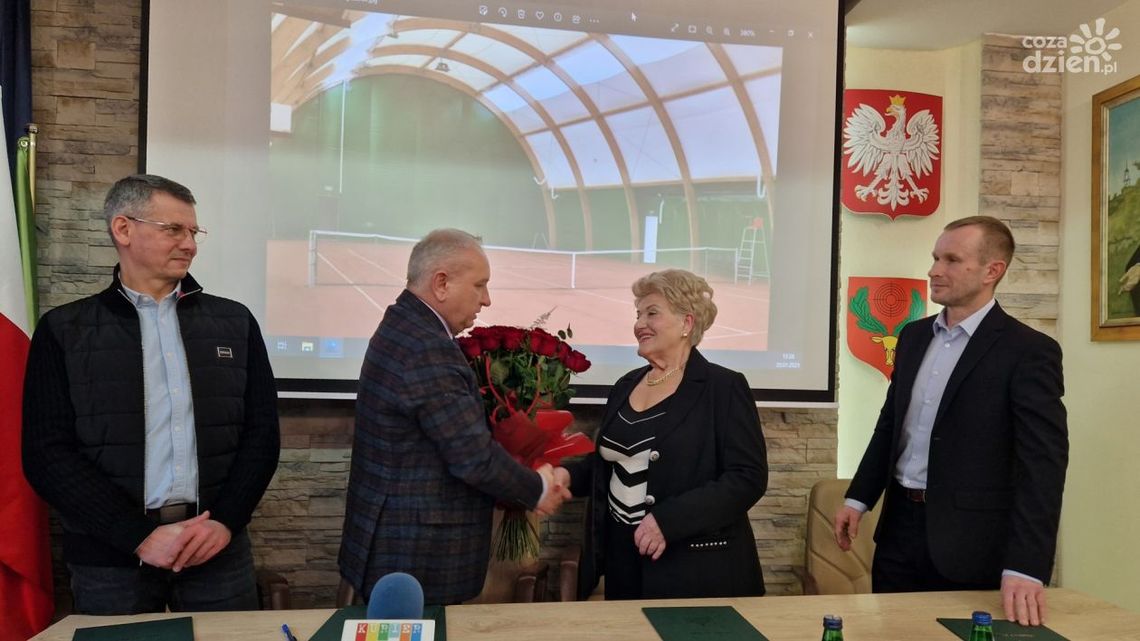 Szlachetny gest mieszkanki Pionek. Dzięki darowiźnie powstaną korty tenisowe Szlachetny gest mieszkanki Pionek. Dzięki darowiźnie powstaną korty tenisowe