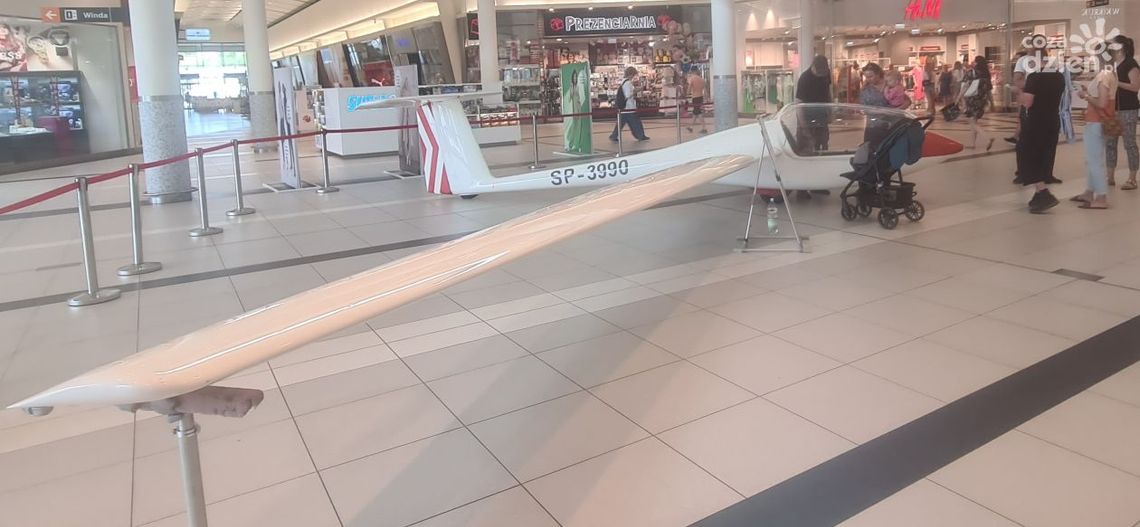 Szybowiec stanie w Galerii Słonecznej