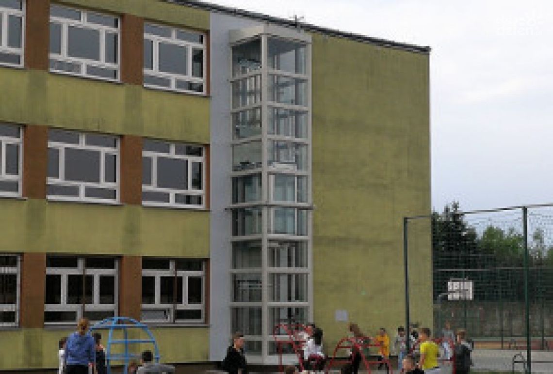 Szydłowiec. Nowa winda przy PSP nr 1 Szydłowiec. Nowa winda przy PSP nr 1