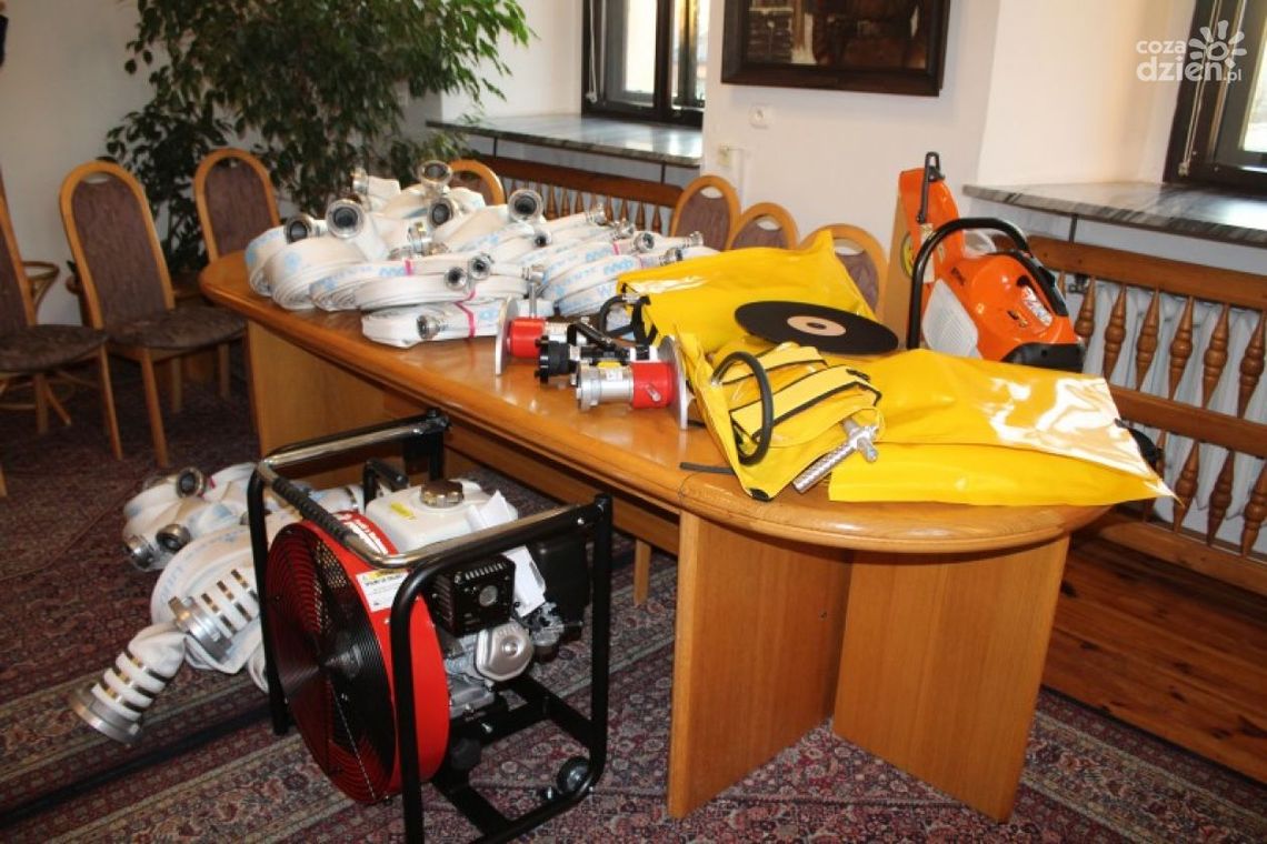 Szydłowiec. Nowy sprzęt trafił do strażaków