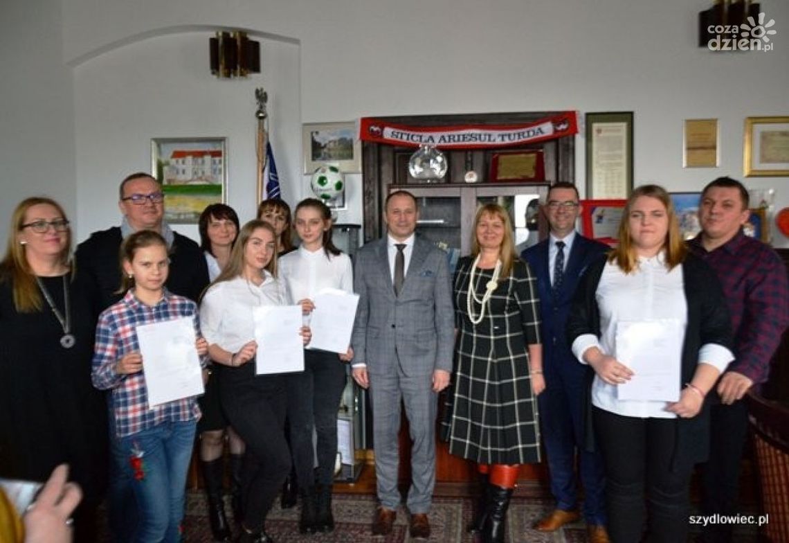Szydłowiec. Otrzymali stypendia za wyniki w nauce