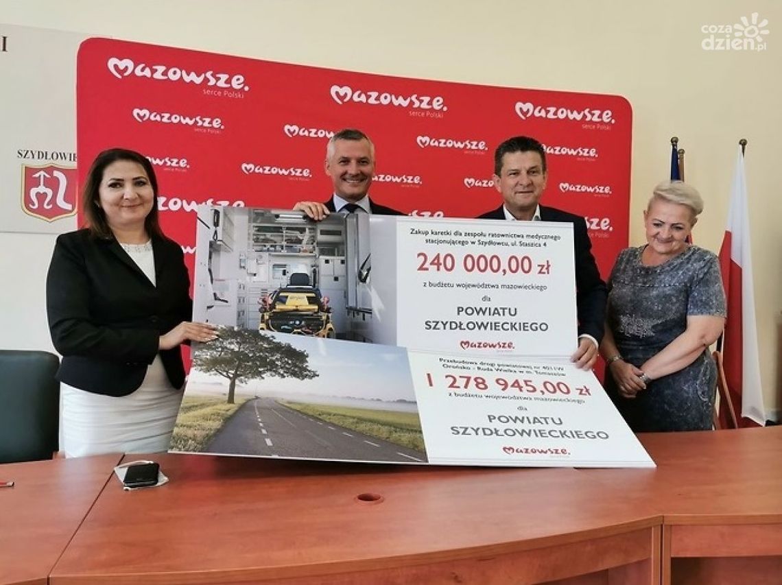 Szydłowiec. Podpisano umowę na remont drogi i zakup karetki 